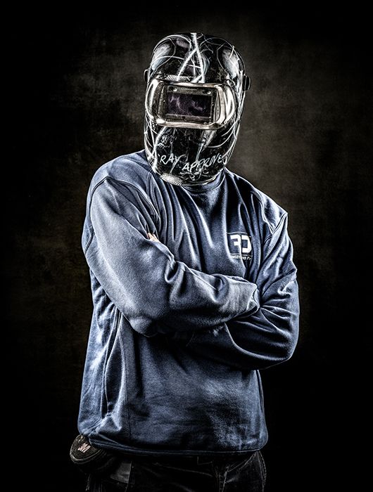 Mitarbeiter Spenglertechnik mit Maske fürs Schweissen